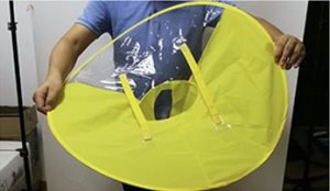 傘面朝下,雙手抓住傘面中間處,左手手心朝上,右手手心朝下