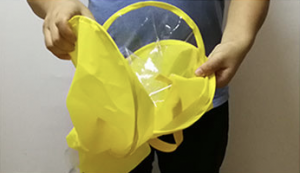 右手圓圈往左手圓圈靠攏,兩個圓圈重疊,完成摺疊