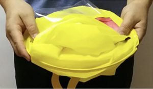 將帽子平放在圓圈上,摺疊完成,面積只有一本教科書的大小