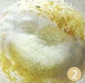 使用麵粉篩過篩，加入低筋粉、高筋粉、奶粉、杏仁粉，用刮刀攪拌，直至均勻成團狀態。 