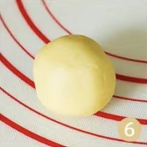 將餅皮慢慢往餡上捏，包成圓球狀。